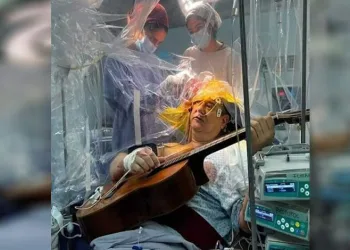 Beyin ameliyatında gitar çaldı