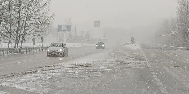 Bursa-Ankara kara yolunda kar etkili oluyor