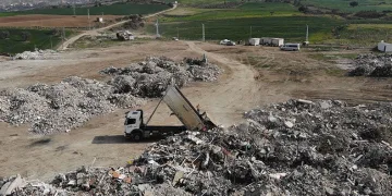 Bir kamyon giriyor, bir diğeri çıkıyor
