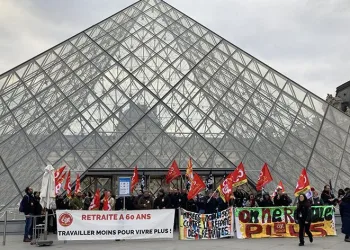 Fransa’da protestocular Müzesi’nin girişini kapattı