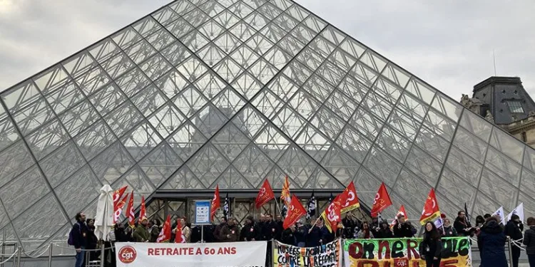 Fransa’da protestocular Müzesi’nin girişini kapattı