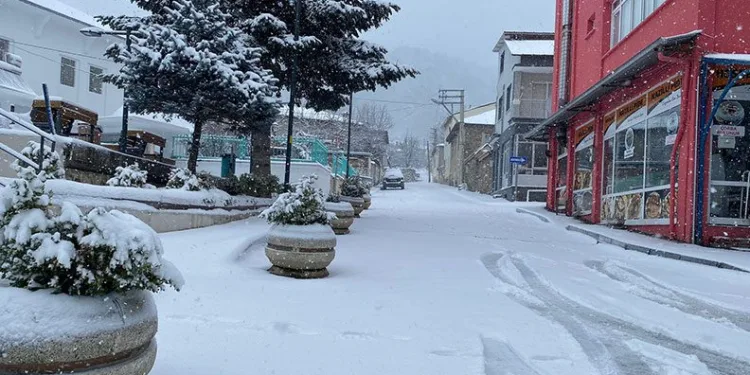 İzmirlilere kar sürprizi