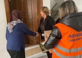Depremzede kadınlara moral ziyareti