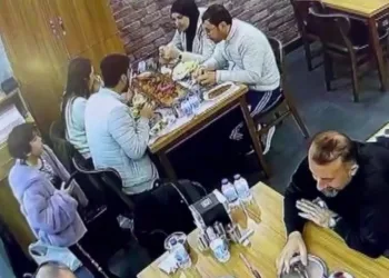 Çocuk hırsız, turistin çantasını çaldı