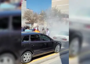 Belediye önünde kendini ateşe verdi