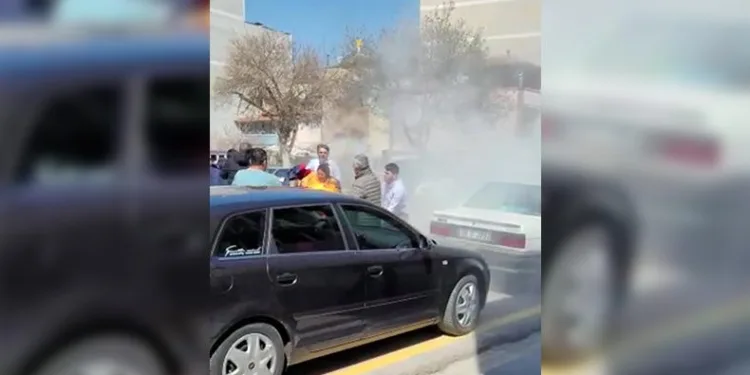 Belediye önünde kendini ateşe verdi
