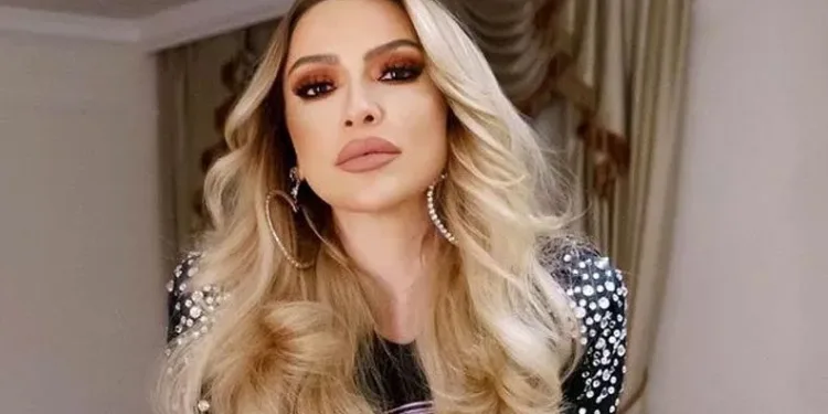 Hadise’den cesur pozlar