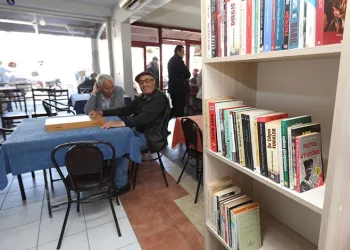 Kahvehanelere kitap köşesi