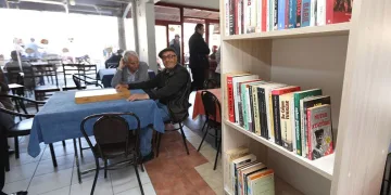 Kahvehanelere kitap köşesi