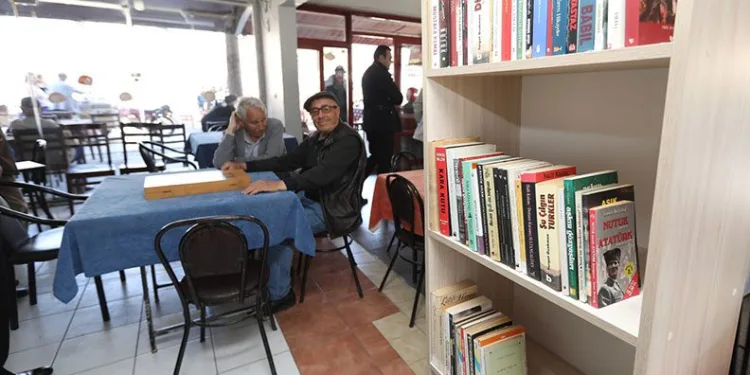 Kahvehanelere kitap köşesi
