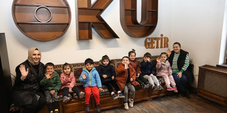Minik okurlar Kütüphaneler Haftasını kutladı