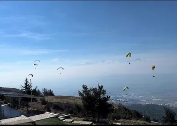 Deprem şehitleri 380 metre yüksekte anıldı