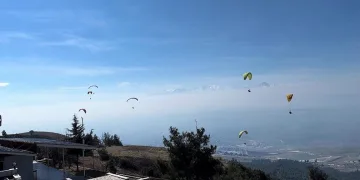 Deprem şehitleri 380 metre yüksekte anıldı