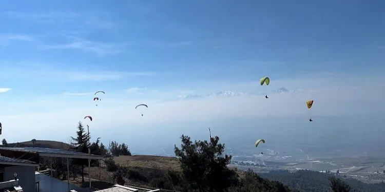 Deprem şehitleri 380 metre yüksekte anıldı
