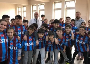 Trabzonspor Kulübü Asbaşkanı Ertuğrul Doğan’dan öğrencilere 11 bin 461 forma