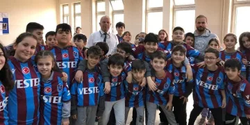 Trabzonspor Kulübü Asbaşkanı Ertuğrul Doğan’dan öğrencilere 11 bin 461 forma