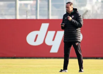 Karşıyaka Teknik Direktörü Selahaddin Dinçel: “Hücum futbolunu oyuncu karakteri belirliyor”