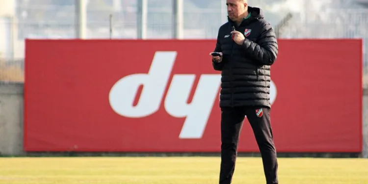 Karşıyaka Teknik Direktörü Selahaddin Dinçel: “Hücum futbolunu oyuncu karakteri belirliyor”