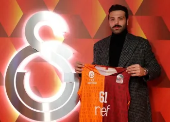 Galatasaraylı basketbolcu Göksenin Köksal, depremzedeler için formasını bağışladı