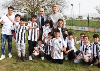 Manisa FK depremzede çocuklara moral oldu