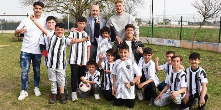 Manisa FK depremzede çocuklara moral oldu
