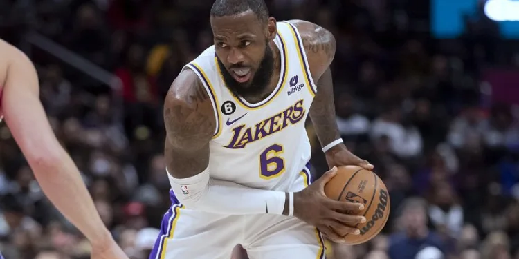 LeBron James en az 3 hafta daha yok