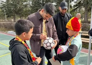 Yukatel Kayserisporlu futbolcular, depremzede çocukların yüzünü güldürdü
