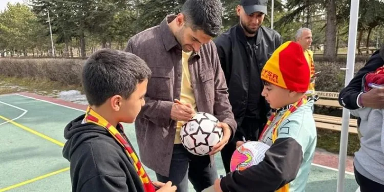 Yukatel Kayserisporlu futbolcular, depremzede çocukların yüzünü güldürdü