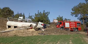 Kamyon kontrolden çıktı şarampole yuvarlandı
