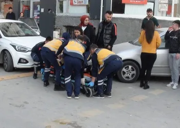 İki otomobil çarpıştı: 3 yaralı