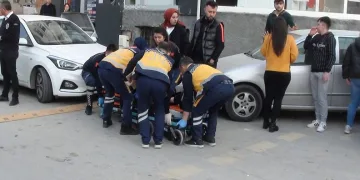 İki otomobil çarpıştı: 3 yaralı