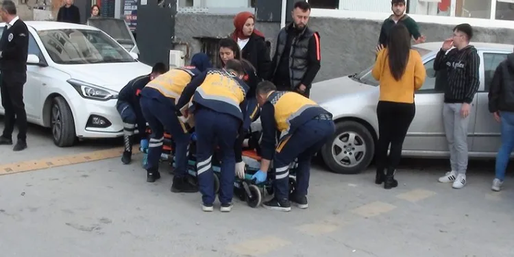 İki otomobil çarpıştı: 3 yaralı