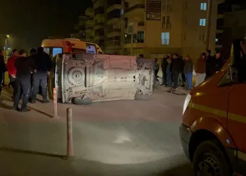 Otomobilin çarptığı ticari araç devrildi