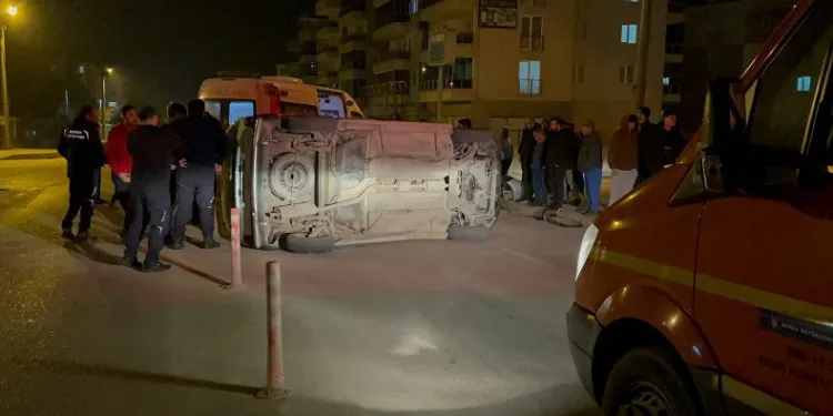 Otomobilin çarptığı ticari araç devrildi
