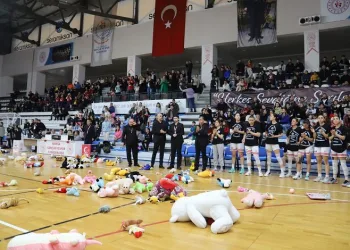 Milli basketbolcu Nilay Aydoğan, Turgutlu’daki maçta anıldı