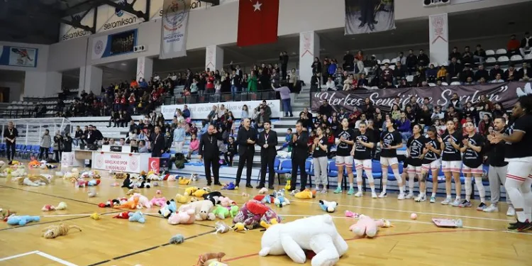 Milli basketbolcu Nilay Aydoğan, Turgutlu’daki maçta anıldı