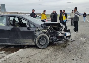 Sivas’ta iki otomobil çarpıştı: 6 yaralı
