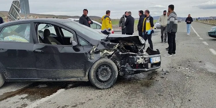 Sivas’ta iki otomobil çarpıştı: 6 yaralı
