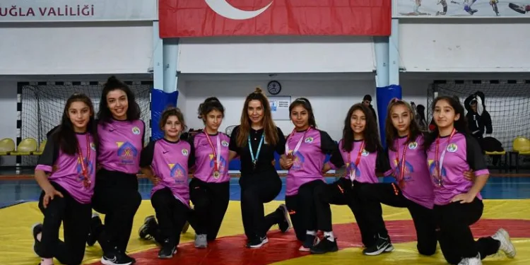 Köyceğizli güreşçi kızlar şampiyonaya damga vurdu