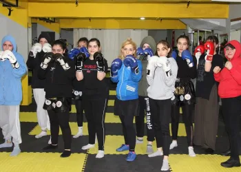 Kadınlar, şiddete karşı kick boks ve muaythai öğreniyor
