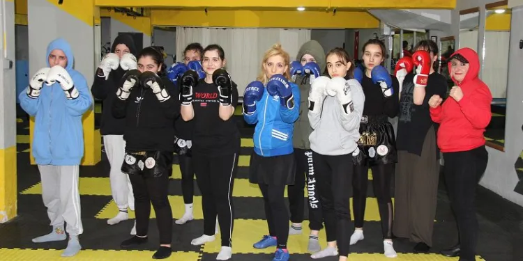 Kadınlar, şiddete karşı kick boks ve muaythai öğreniyor