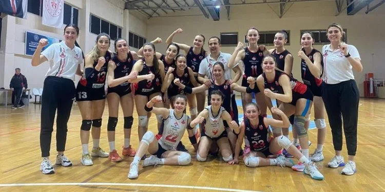 Voleybolda Ayvalık Bahçeşehir Koleji 1. Lig’in kapısını araladı