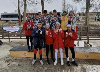 Hakkarili kayakçılar Erzurum’da 26 madalya ile döndü
