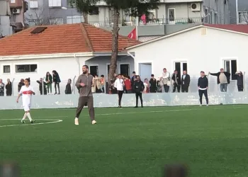 Arda Turan depremzede çocuklar için Marmaris’te sahaya çıktı