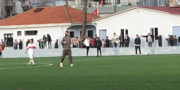 Arda Turan depremzede çocuklar için Marmaris’te sahaya çıktı