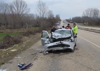 İki otomobil çarpıştı: 9 yaralı
