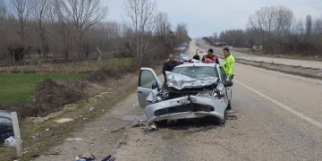 İki otomobil çarpıştı: 9 yaralı
