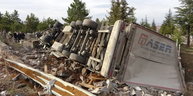 Freni boşalan tır dehşet saçtı