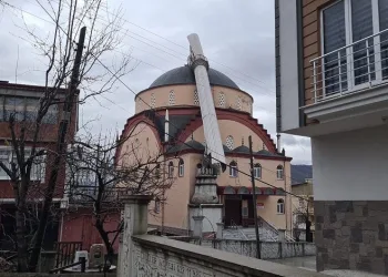 Fırtına caminin minaresini yıktı