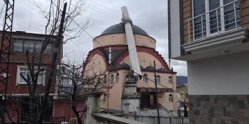 Fırtına caminin minaresini yıktı